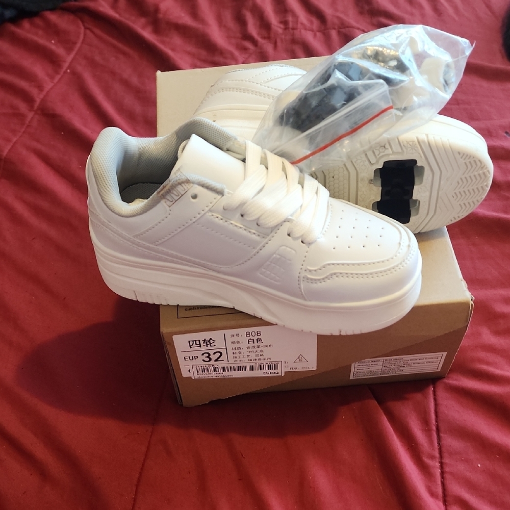 White Sneakers with Classic Low-Top Design